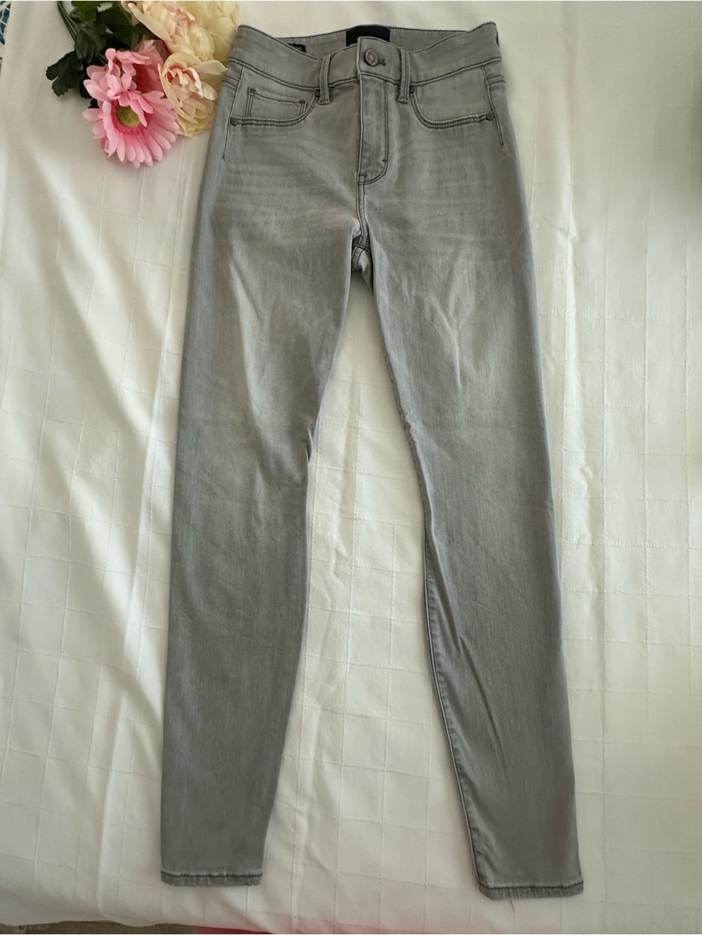 White House Black Market NWOT Light Gray High-Rise Denim Legging Jeans